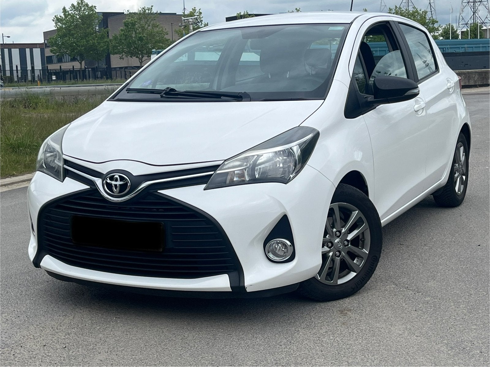 Toyota Yaris 1.3i VVT-i Benzine //GEKEURD VOOR VERKOOP//, Auto's, Voorwielaandrijving, Stof, Zwart, Wit