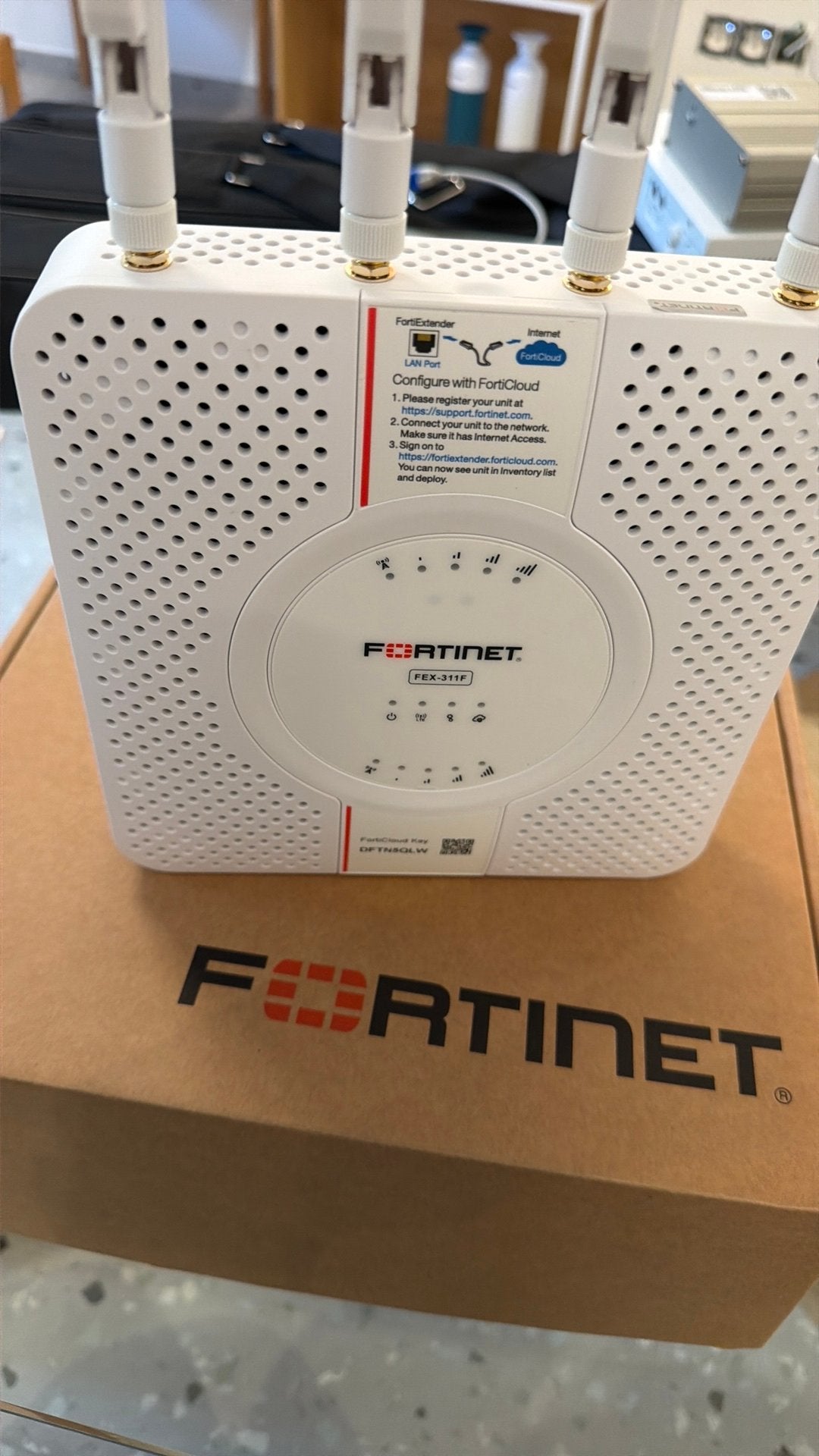Fortinet FortiExtender 311F – routeur 4G LTE Cat16 dual SIM,, Informatique & Logiciels, Enlèvement ou Envoi, Comme neuf, Routeur
