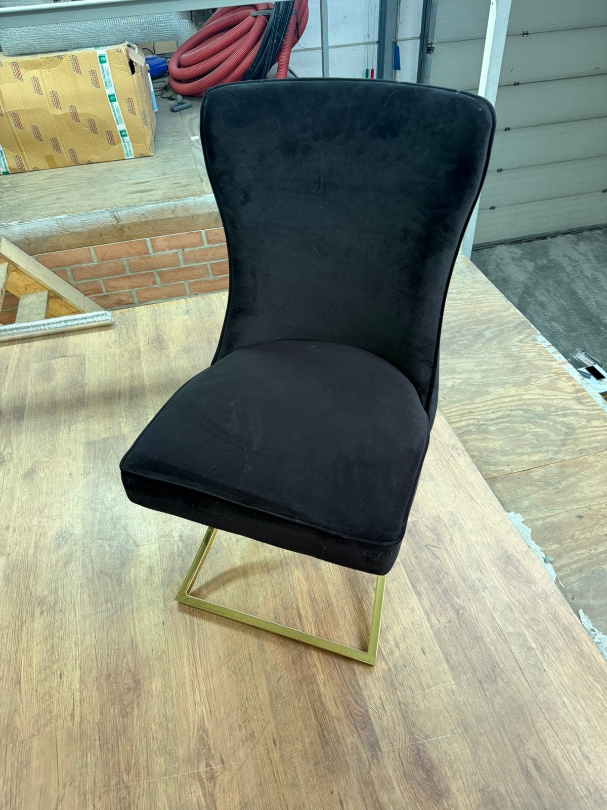 2 zwarte eetkamerstoelen met gouden onderstel, Enlèvement, Utilisé
