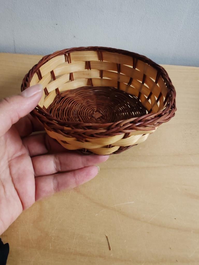 Kleine tweekleurige rieten mand met een diameter van 14, Ophalen of Verzenden, Bruin