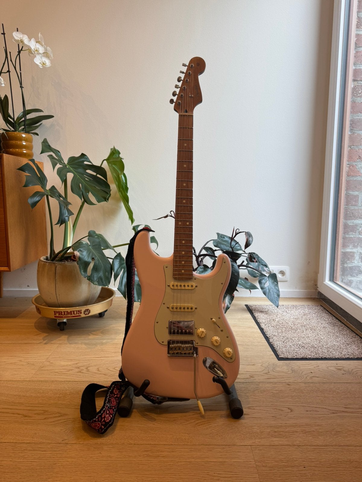 FENDER Japan Hybrid II Stratocaster Shell Pink, Enlèvement, Comme neuf