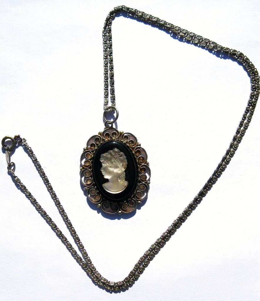 Jaren '30 camee hanger met verzilverde ketting: Germany., Bijoux, Sacs & Beauté, Bijoux anciens, Enlèvement, Pendentif