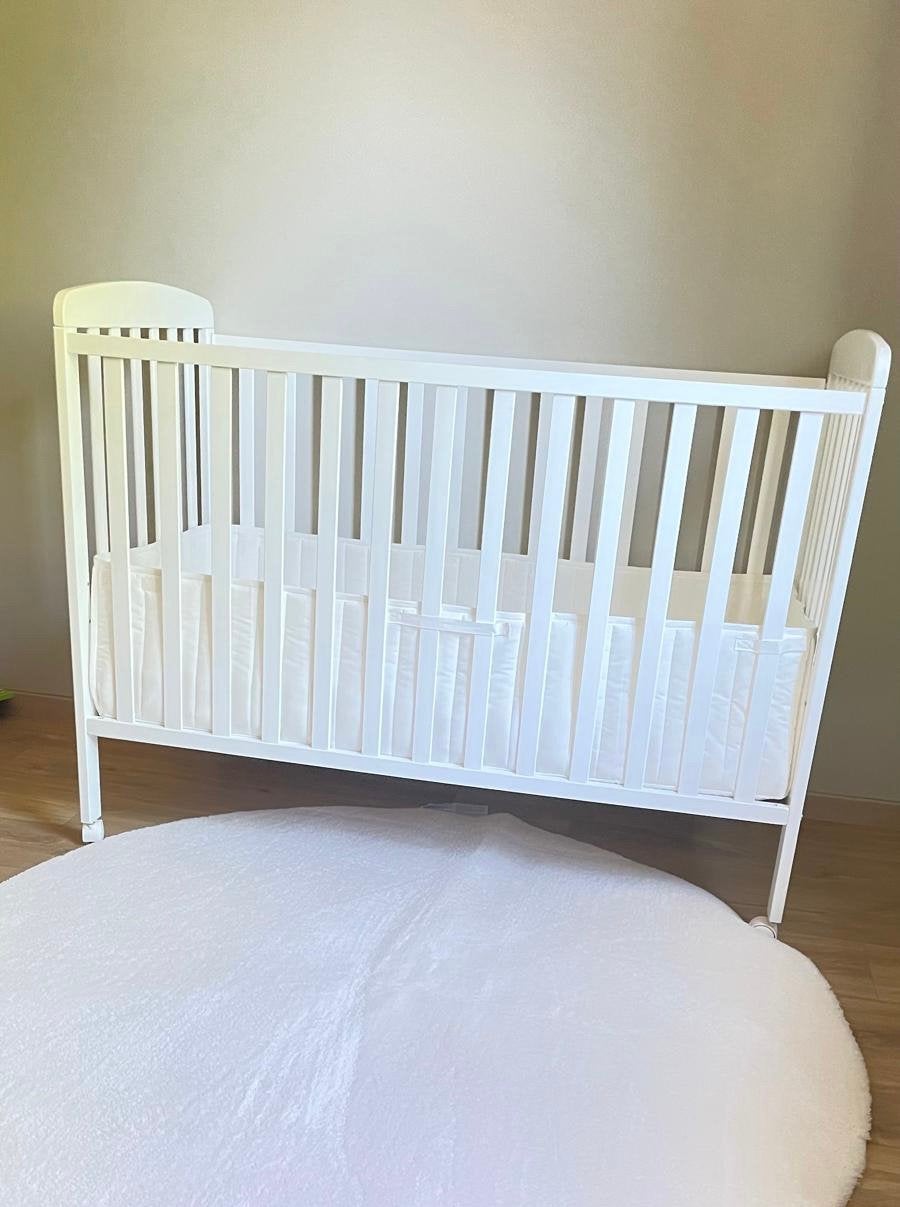 Lit bébé à roulettes + matelas +protège-matelas + pare-chocs, Enlèvement, Comme neuf