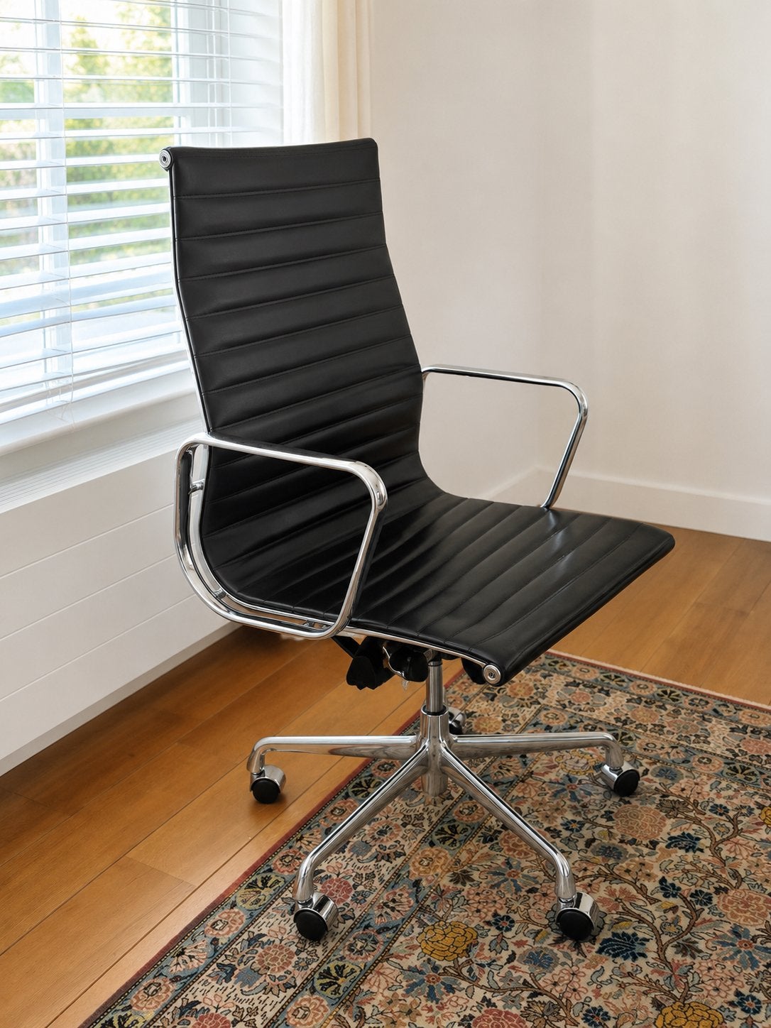Vitra Eames Aluminium Chair EA 119 – zwart leer – 2006, Ophalen, Zo goed als nieuw, Zwart, Bureaustoel