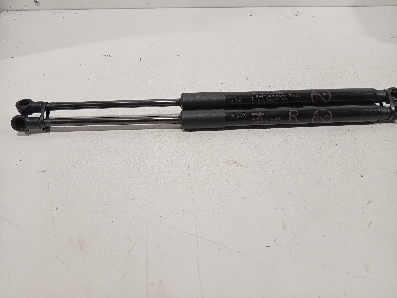 Gasdrukveerset achter Toyota Auris, Auto-onderdelen, Onderdelen@venauto.nl, Van der Ven Autorecycling B.V., Gebruikt, Ettenseweg 76, 4706 PB Roosendaal, The Netherlands