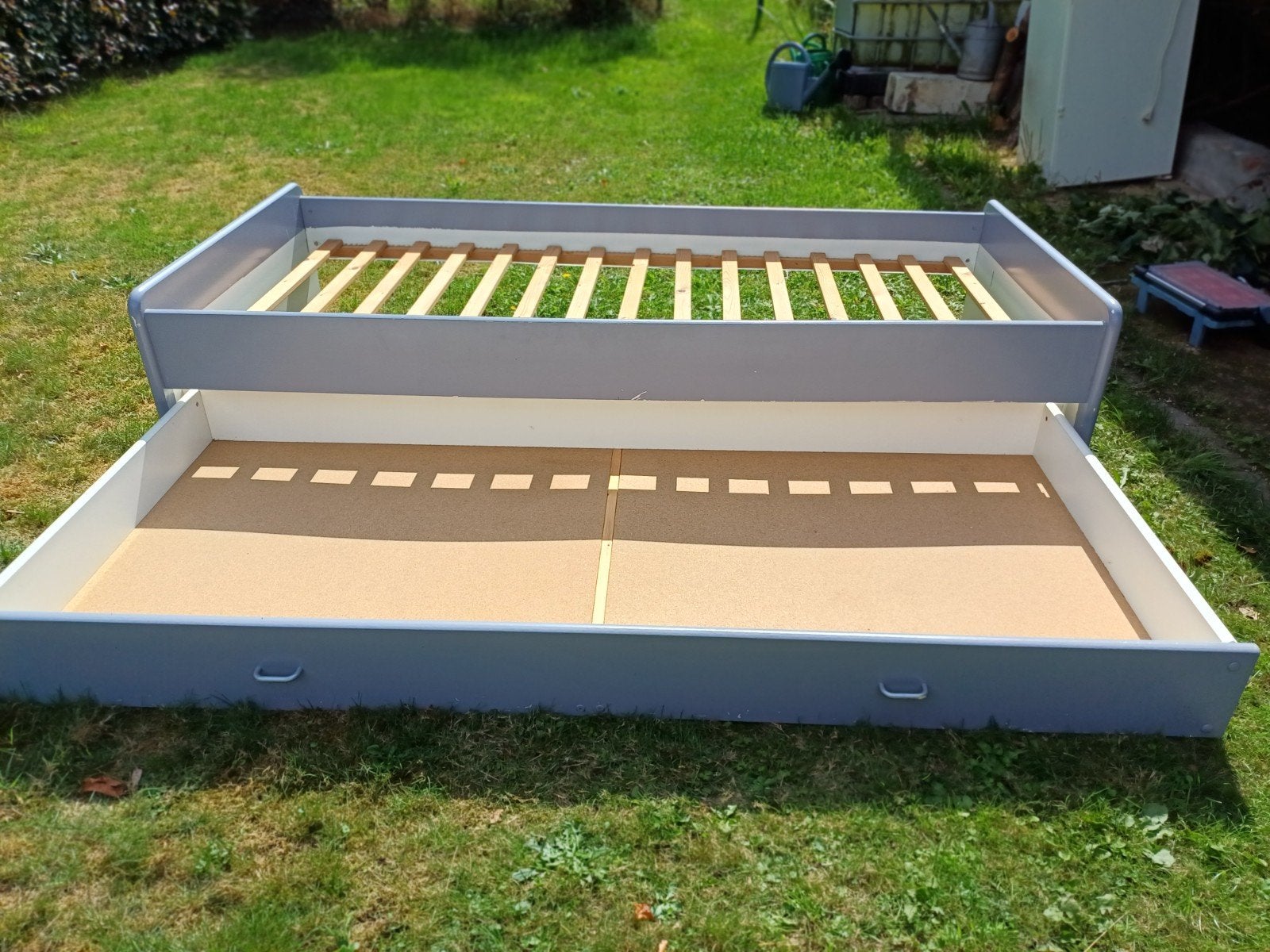 GRATIS bed met schuif voor 2 bedden + matrassen, Huis en Inrichting, Ophalen
