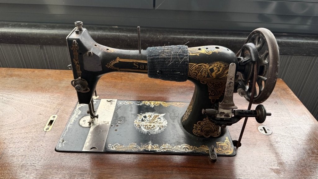 Antieke Saphir trapnaaimachine met origineel houten meubel, Antiek en Kunst, Ophalen