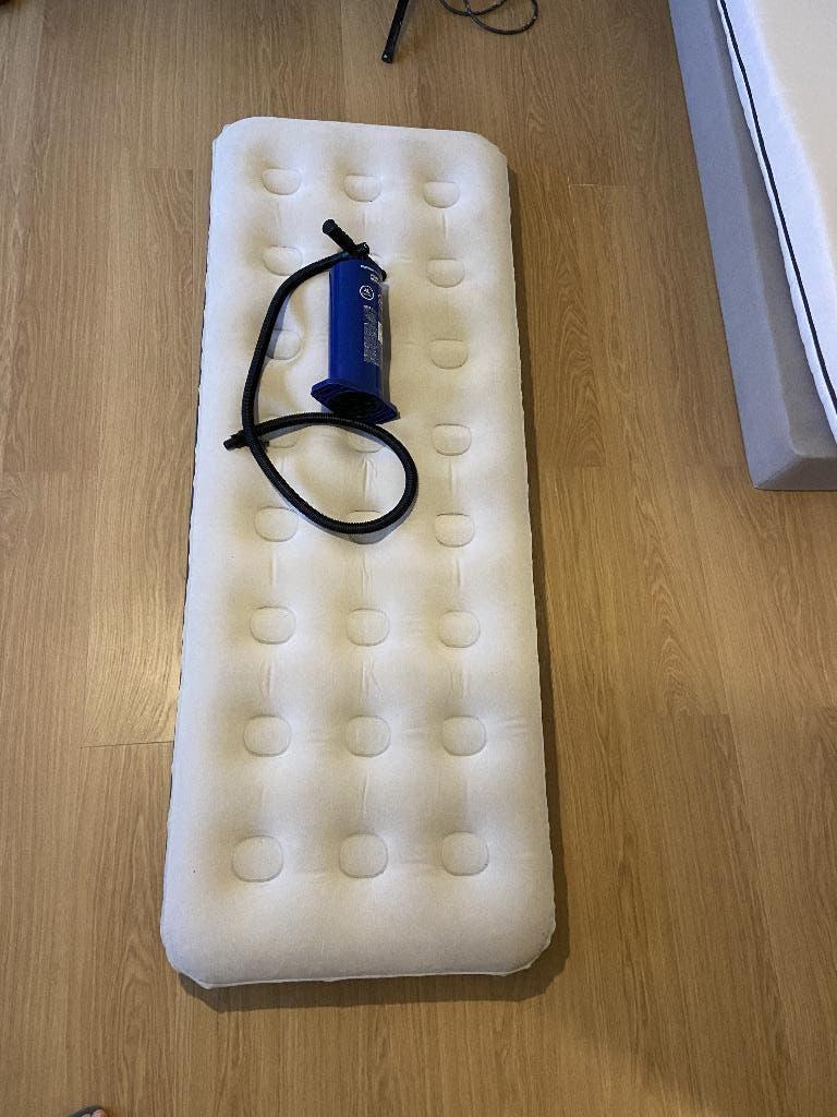 Matelas gonflable Quechua + pompe, Enlèvement ou Envoi, Utilisé