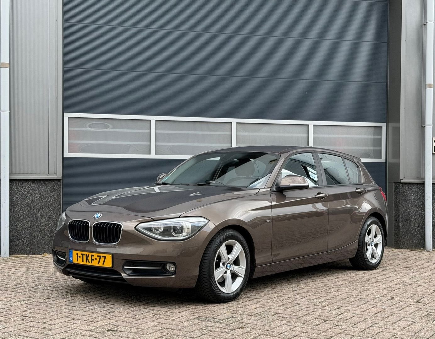 BMW 114 1-serie 114i EDE Corporate Lease Edition bj.2014 Nav, Auto's, 1 Reeks, Bruin, 124 g/km, Grijs