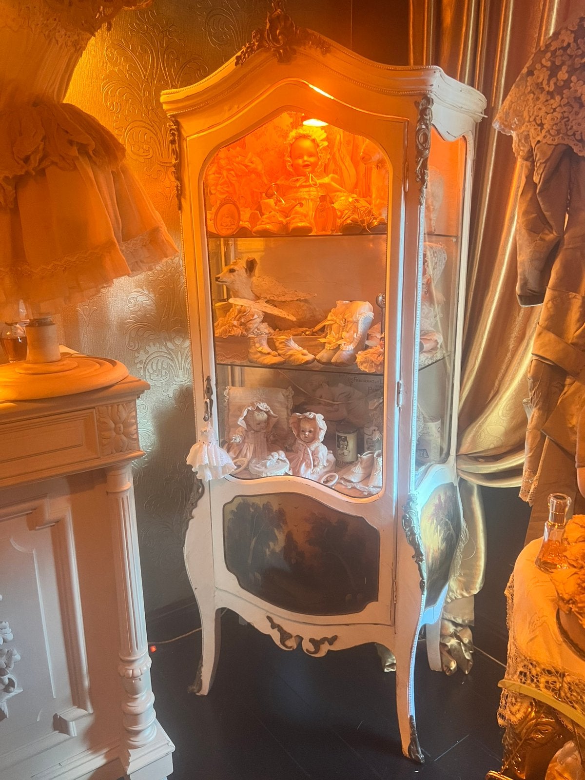 Antieke mooie buik vitrinekastje met verlichting, Antiek en Kunst, Ophalen