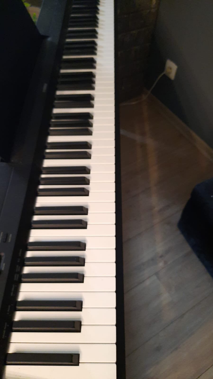 Yamaha digitale piano met meubelstandaard en 3 pedalen, Muziek en Instrumenten, Ophalen, Zwart, Digitaal, Zo goed als nieuw