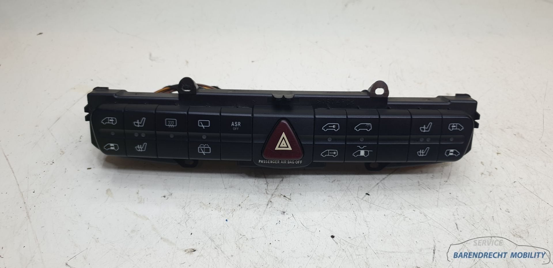 Stoelverwarming schakelaar knoppenbalk Viano W639 6395455307, Gebruikt, Mercedes-Benz AG, Mercedes-Benz, Mercedesstrasse 120
70372  Stuttgart, DE