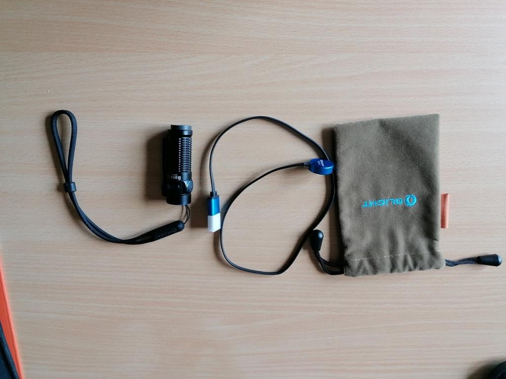 Olight zaklamp baton 3 met oplaadkabel., Ophalen