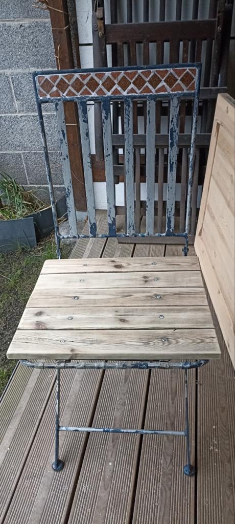 Stoel van ijzer en hout
Met tegeltegels, Antiek en Kunst, Ophalen