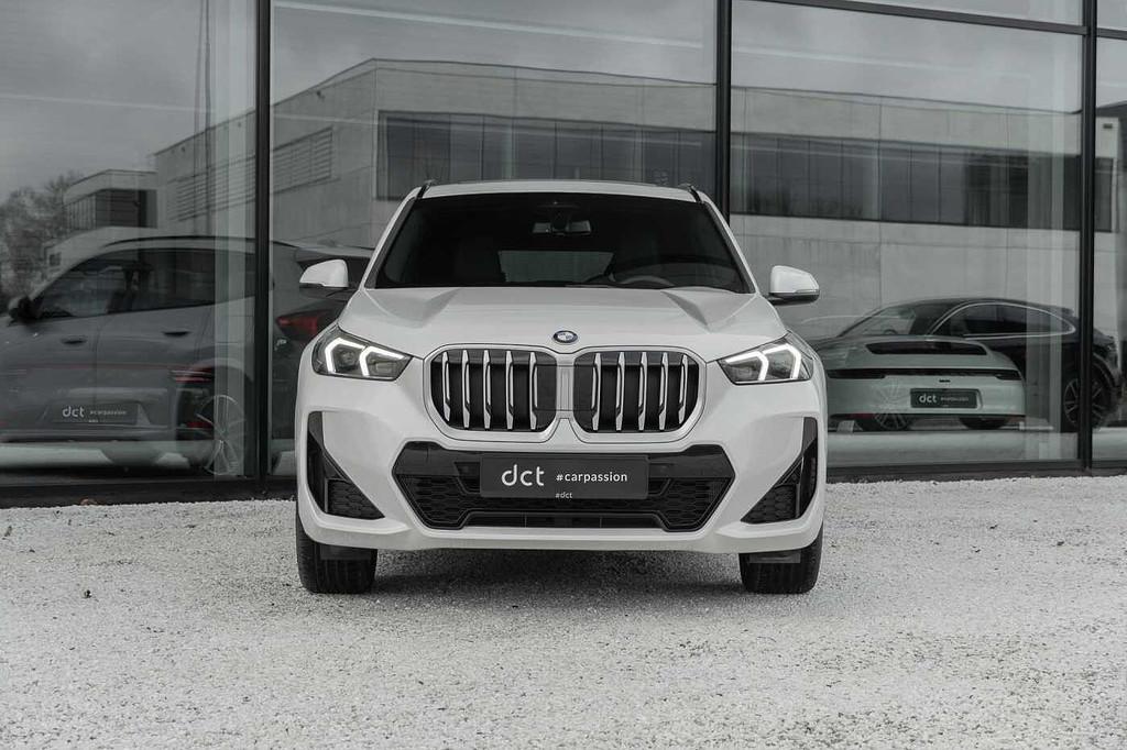 BMW X1 sDrive 20i Mpack PanoRoof Adaptive Headlights, Gebruikt, Wit, Bedrijf, 5 zetels