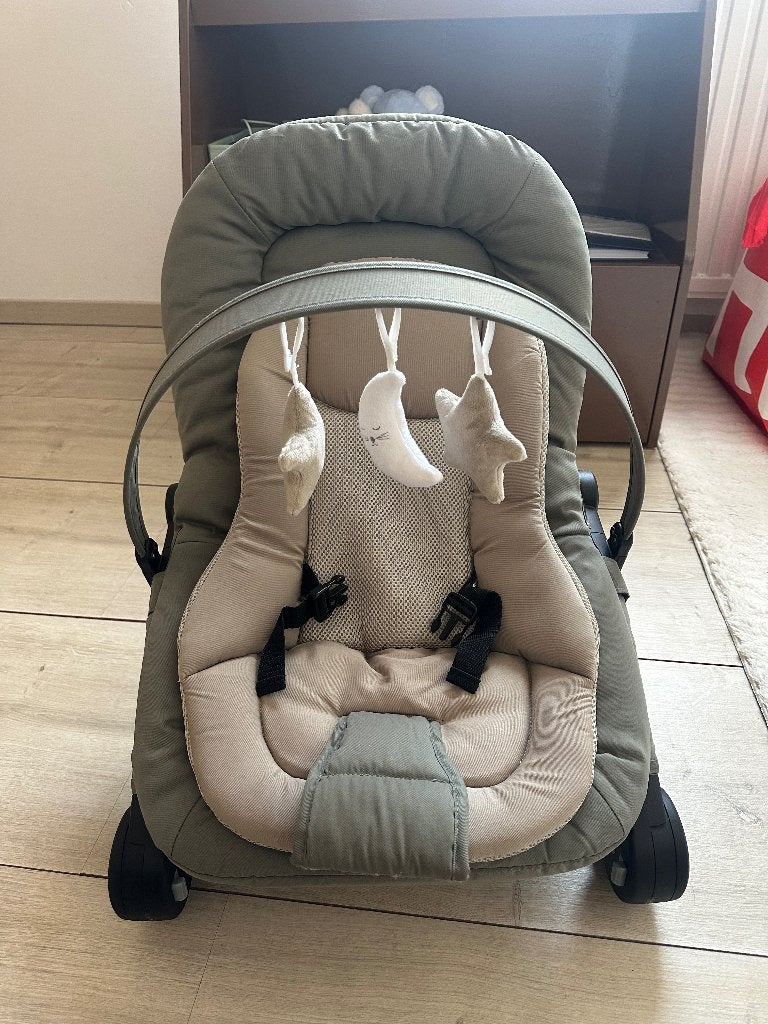Transat Sluggy avec arche de jeux kaki, Enfants & Bébés, Relax bébé, Neuf, Autres marques, Enlèvement, Avec ceinture(s)
