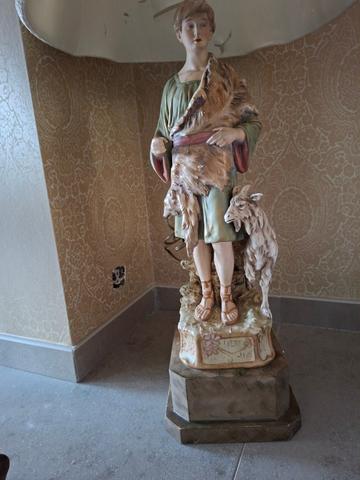 Herderlamp royal dux, Ophalen