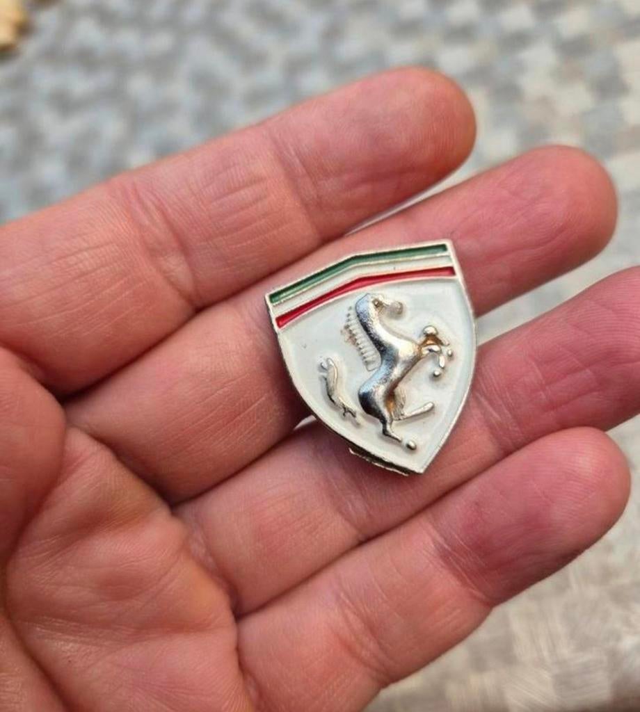 Ferrari logo emblem, vintage goudkleurige dasspeld/haarspeld, Ophalen of Verzenden, Zo goed als nieuw