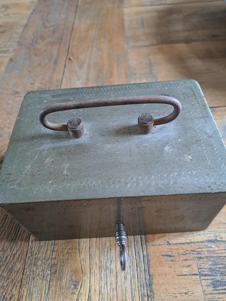 Coffre-fort en acier antique 16/7,5/11cm gravé avec sa clé, Ophalen