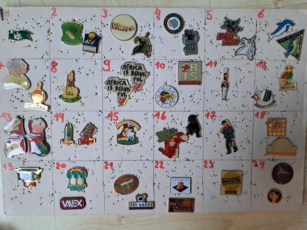 Pin's pins bij de doos zie foto's en nieuws/lees de aankondi, Ophalen of Verzenden