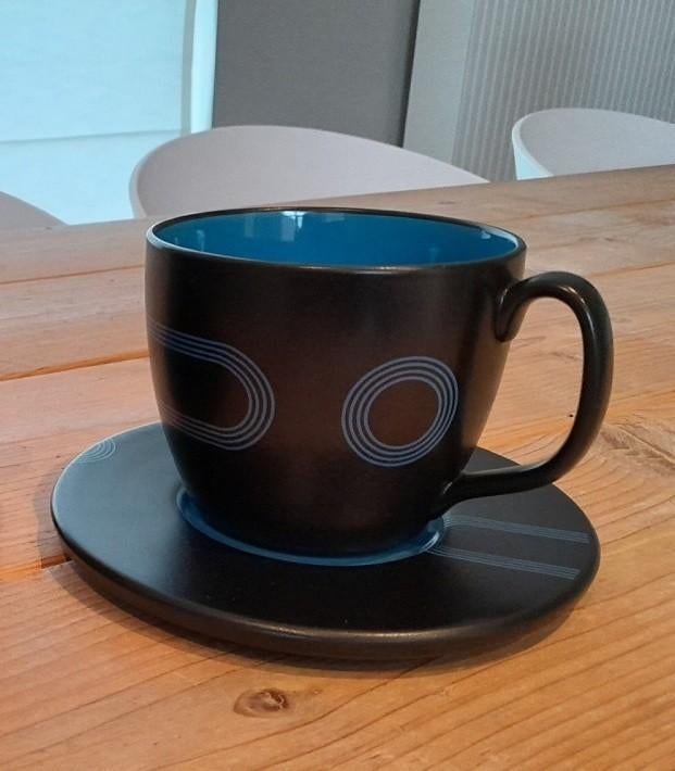 Rare tasse à thé/tasse à café Ikea XL vintage avec soucoupe, Enlèvement ou Envoi, Comme neuf, Céramique, Tasse(s) et/ou soucoupe(s)