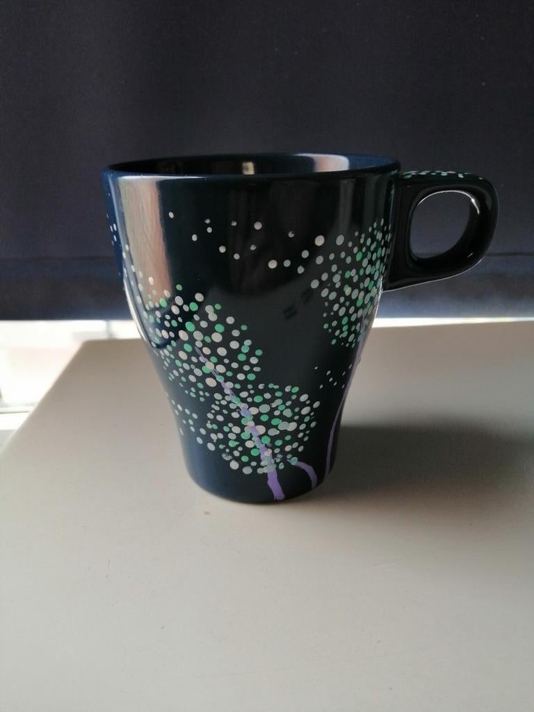 Mug en porcelaine décoré à la main, Maison & Meubles, Enlèvement ou Envoi, Comme neuf, Porcelaine