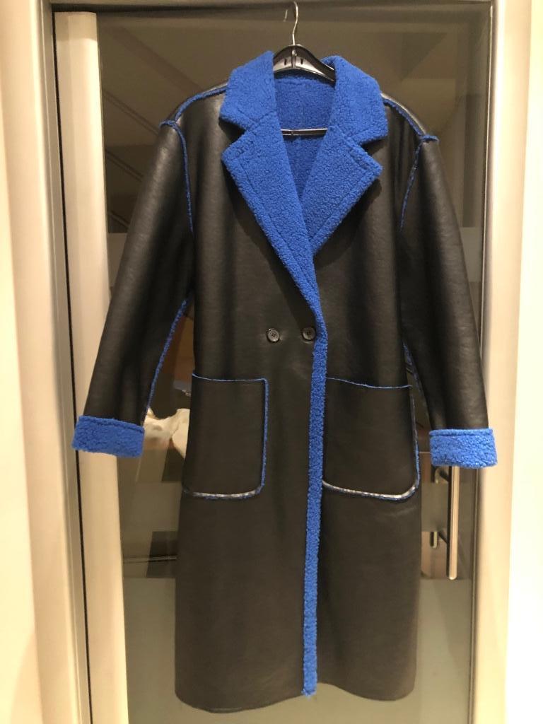 Zwarte lange mantel met kobaltblauw teddy, maat s/m oversize, Ophalen of Verzenden, Zo goed als nieuw, Maat 38/40 (M), Zwart