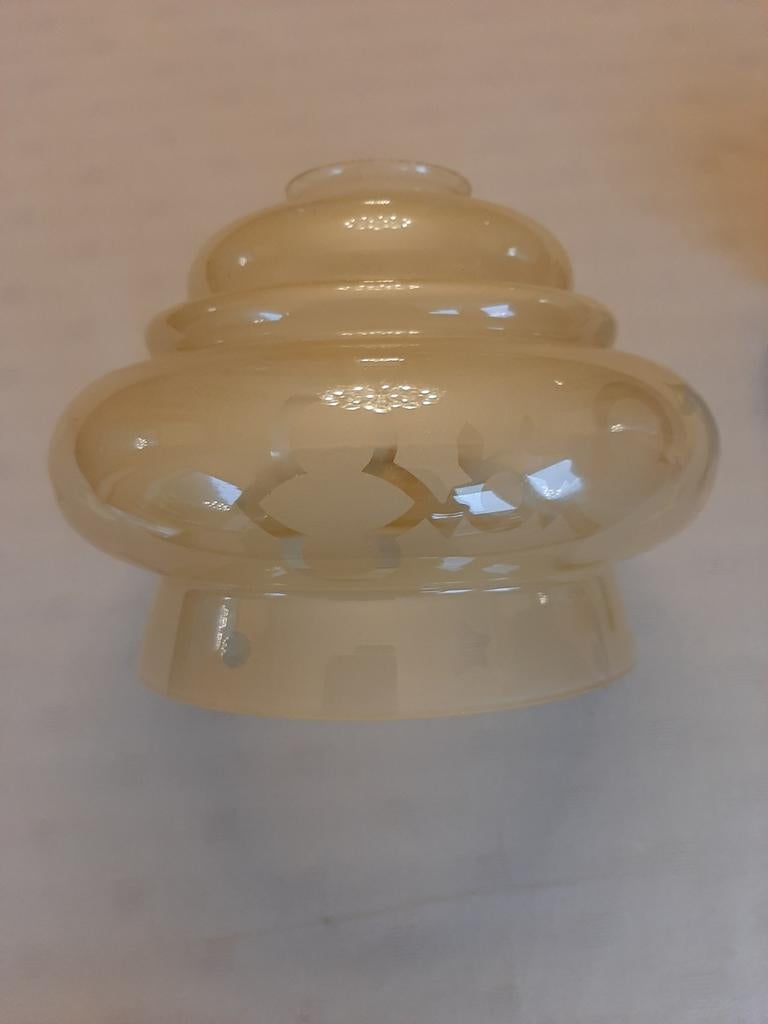 Antiek lampenkapje, diameters 16cm en 6cm, melkglas met moti, Ophalen