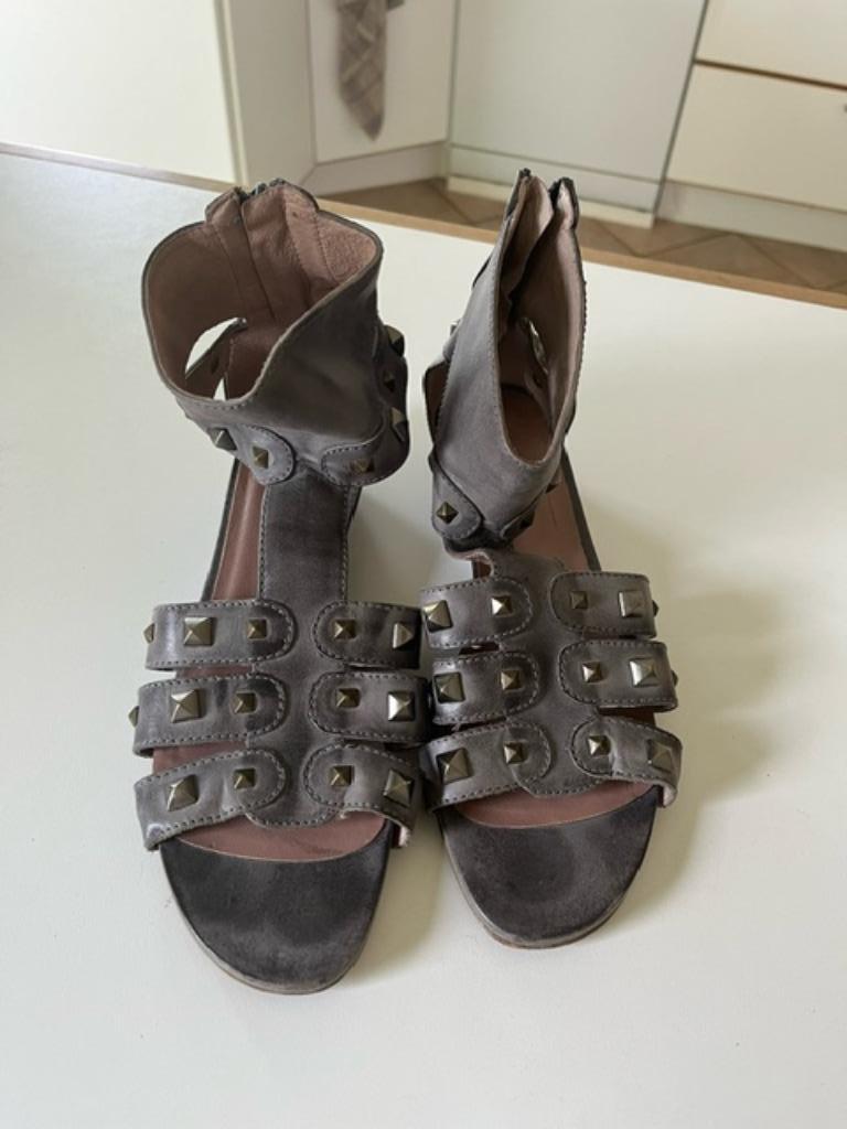 sandales grises à clous, Vêtements | Femmes, Enlèvement ou Envoi