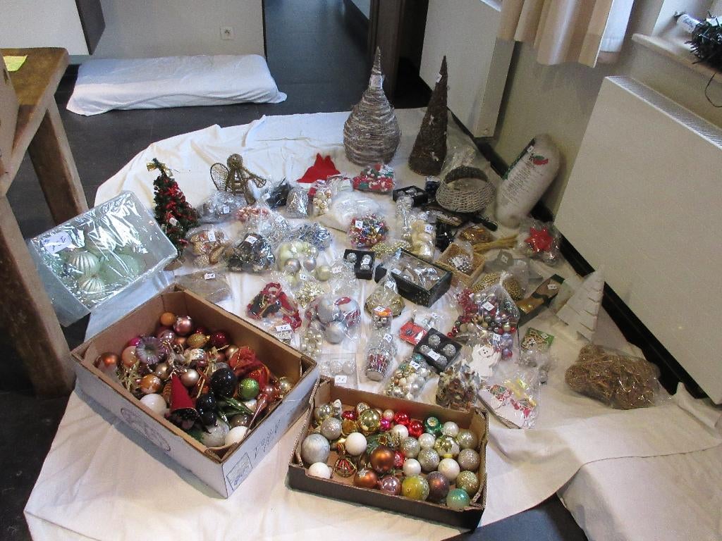 Groot lot van kerstversiering allerhande kerstballen enz..., Diversen, Ophalen