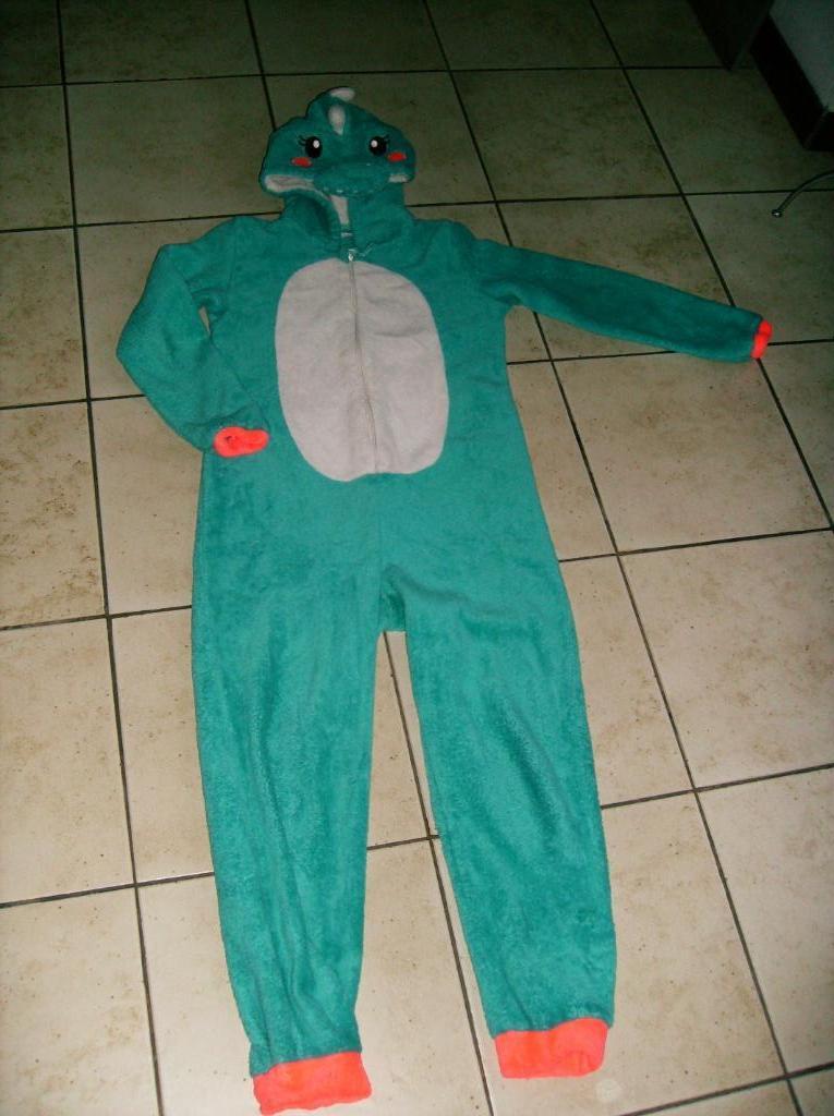 groene onesie draak  mt 134-140, Kinderen en Baby's, Ophalen of Verzenden, Gebruikt, Meisje, Nacht- of Onderkleding