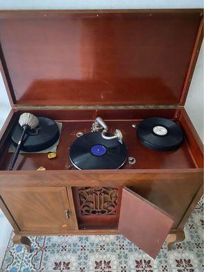 Grammofoon in mahoniehouten kast, Ophalen