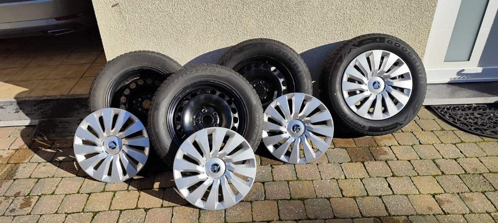 kit pneus neige + enjoliveurs (origine Skoda) 16" 5x112, Pneus et Jantes, 16 pouces, Véhicule de tourisme, Enlèvement