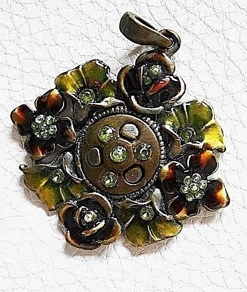 Pendentif tout en relief sur les teintes vertes, Enlèvement ou Envoi, Neuf, Vert