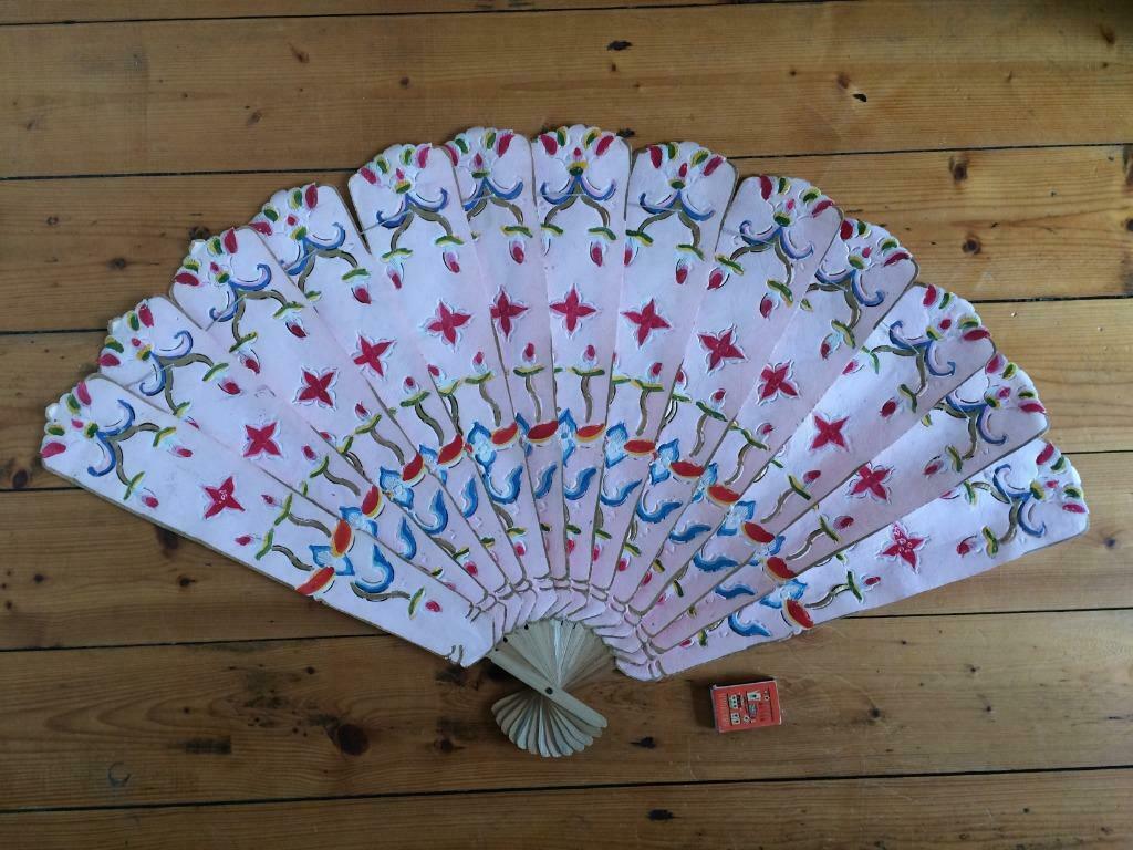 Grand éventail oriental peint vieux rose en papier épais, Enlèvement ou Envoi