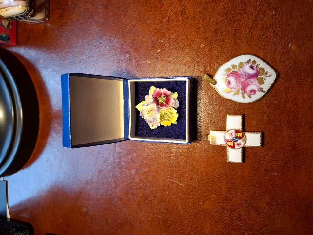 broche en hangers in porcelein, Ophalen of Verzenden, Goud, Broche