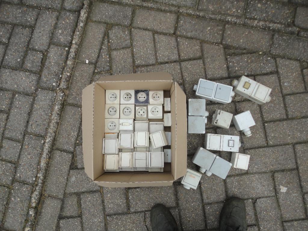 opbouw en inbouwschakelaars en stopcontakten, Enlèvement