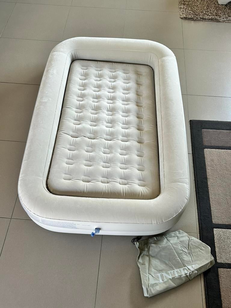 Opblaasbare matras intex met beschermrand voor kinderen, Ophalen, Zo goed als nieuw