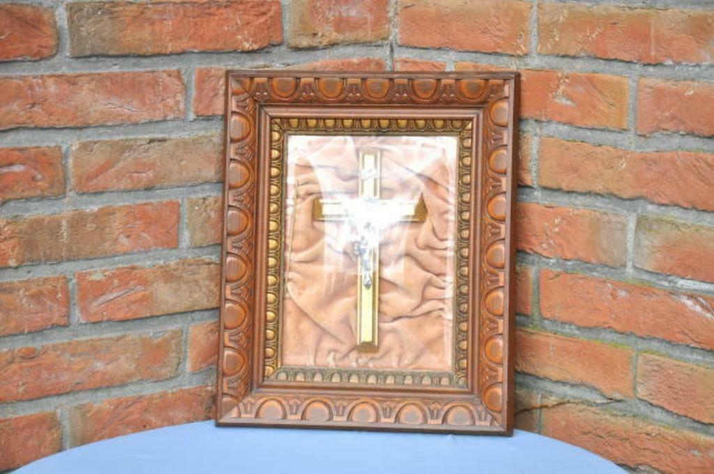 §cadre bois sculpte vitre bombée avec crucifix, Antiquités & Art, Enlèvement ou Envoi