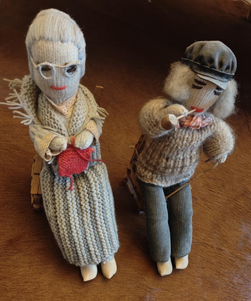 Antieke en gebreide poppen. Oma en Opa., Ophalen