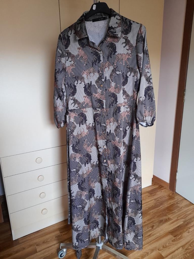 Lange Jurk met tijgerprint., Kleding | Dames, Jurken, Nieuw, Maat 38/40 (M), Overige kleuren, Onder de knie, Ophalen of Verzenden