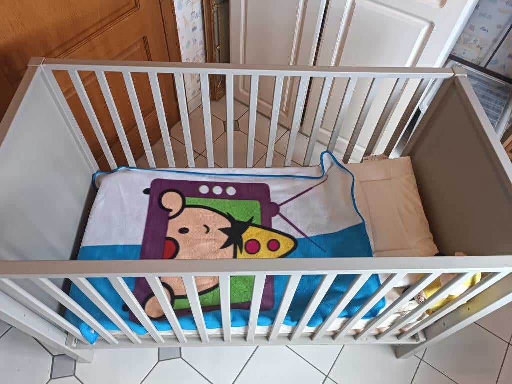 Babybedje ,kleur licht grijs , 60 cmx120cm, goede staat, Ophalen, Matras