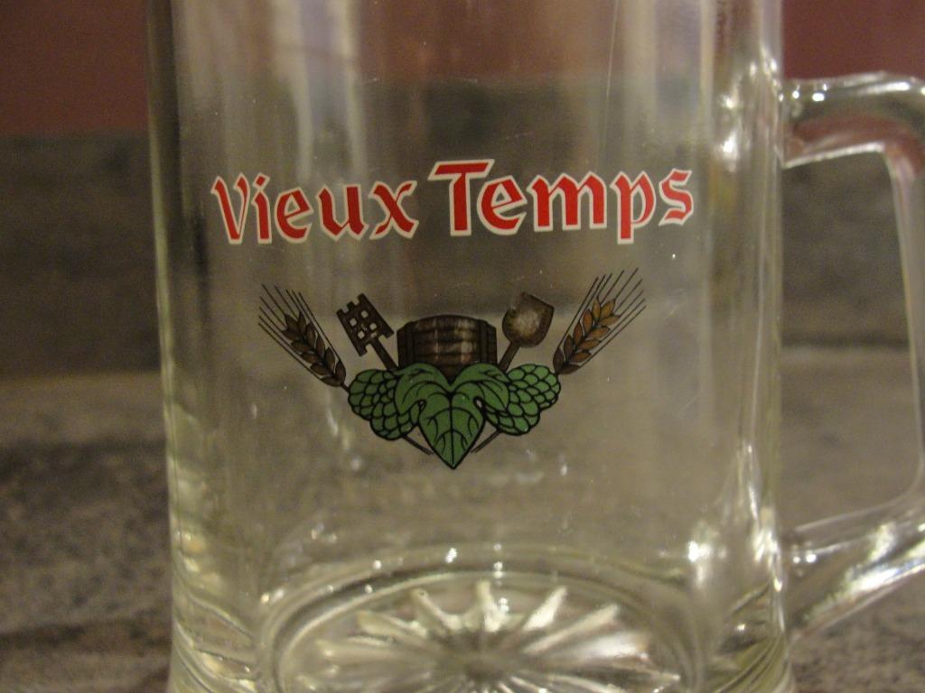Vieux Temps bierglas met oor en geribbelde bodem., Verzamelen, Biermerken, Ophalen of Verzenden, Zo goed als nieuw, Glas of Glazen