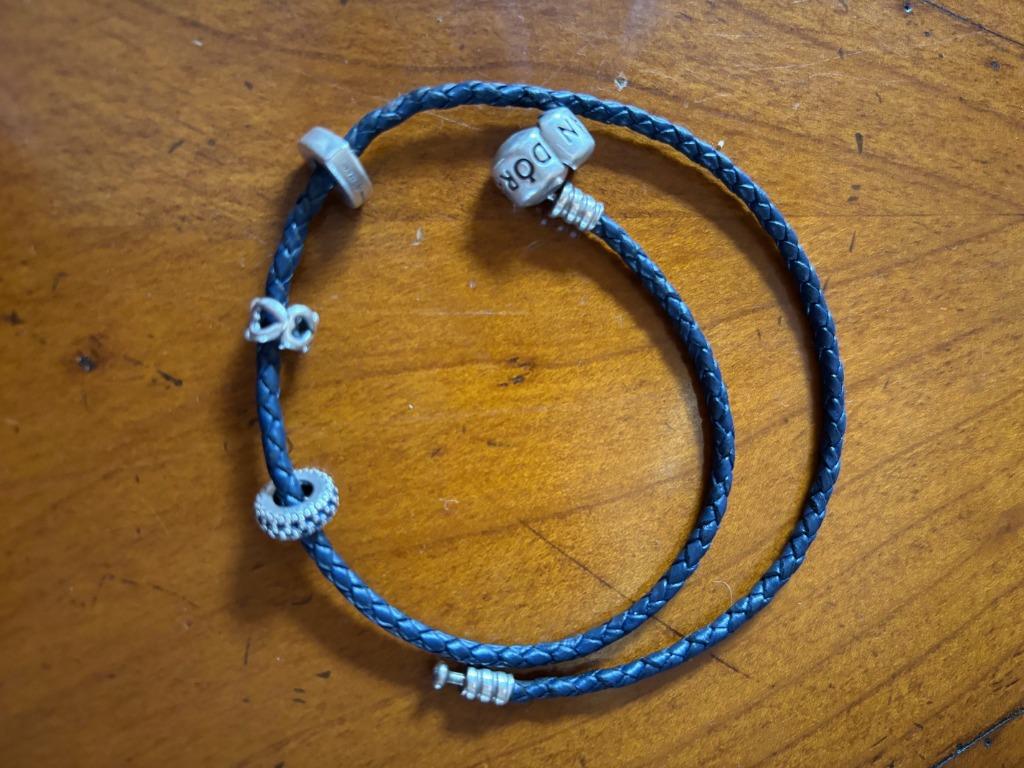 Double Bracelet en cuir bleu avec 3 "charms" PANDORA, Ophalen, Nieuw, Blauw, Leer
