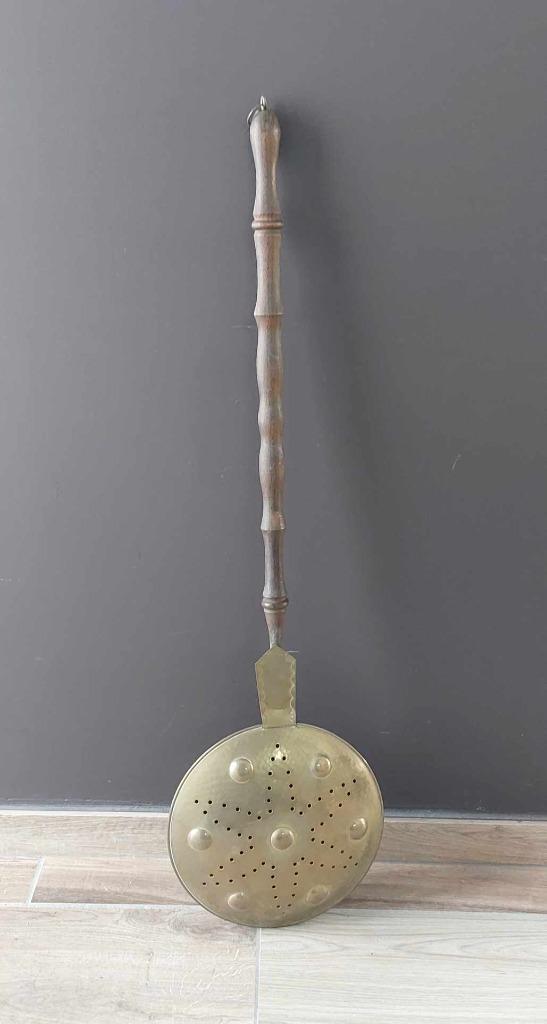 Ancienne bassinoire en cuivre, manche en bois, Enlèvement