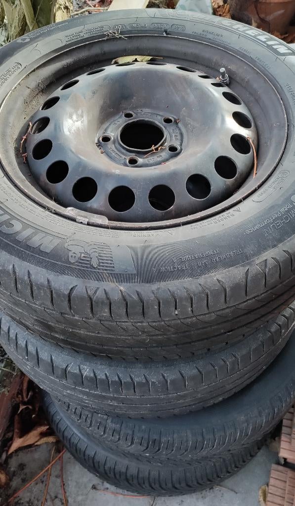 Pneus hiver michelin, Autos : Pièces & Accessoires, Pneus & Jantes, Pneu(s), Pneus hiver, 16 pouces, 215 mm, Utilisé, Enlèvement