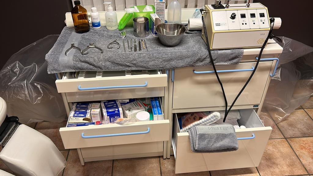 Pediceure of verzorgingstafel, Elektronische apparatuur, Ophalen, Gebruikt, Hand- en Voetverzorging