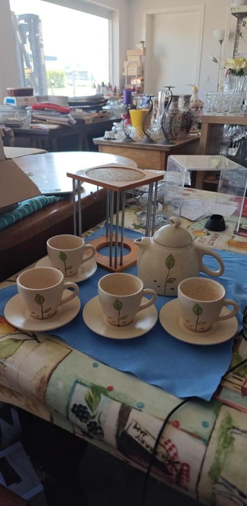 4 tasses, 4 assiettes plus un pichet et une grille, Enlèvement ou Envoi, Neuf, Céramique, Tasse(s) et/ou soucoupe(s)