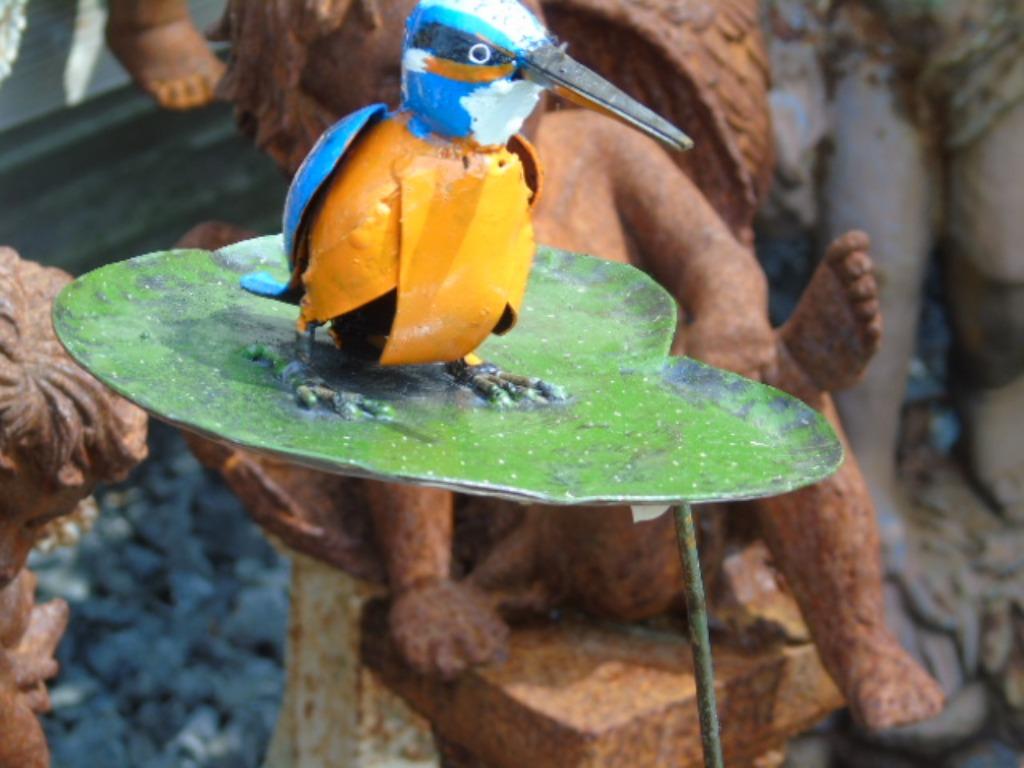 Specht, een ijsvogel op een smeedijzeren waterlelie., Tuin en Terras, Ophalen, Nieuw, Vijverrand