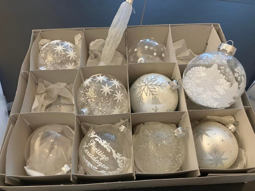 26 witte glazen kerstballen en 17 ijspegels, Ophalen, Zo goed als nieuw